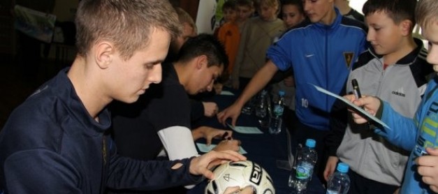 Julien Tadrowski podpisujący autografy młodych fanów