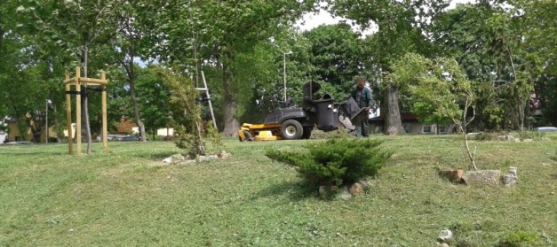 Specjalistyczny sprzęt pojawił się na trawnikach przy ulicy Łubinowej