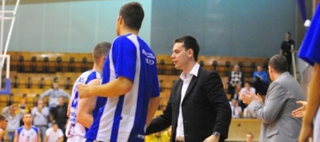 Paweł Kulczycki (w czarnej marynarce) kierownik drużyny AZS Radex Szczecin